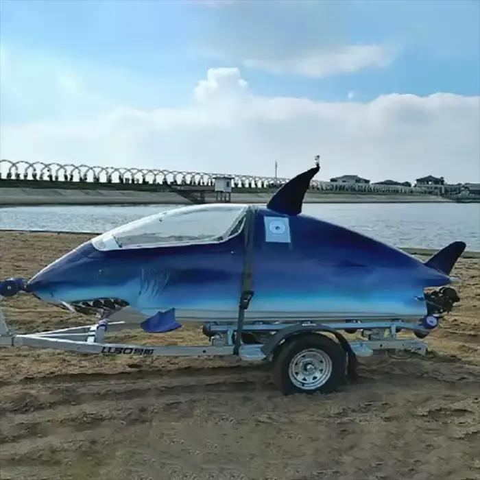 Bateau à moteur sur mesure au design requin, embarcation commerciale et récréative pour parcs d'attr