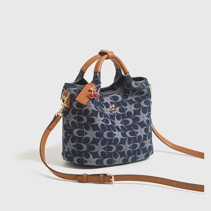 Sac à langer chic en cuir unique, sac bandoulière tendance pour femme, sac fourre-tout élégant pour 