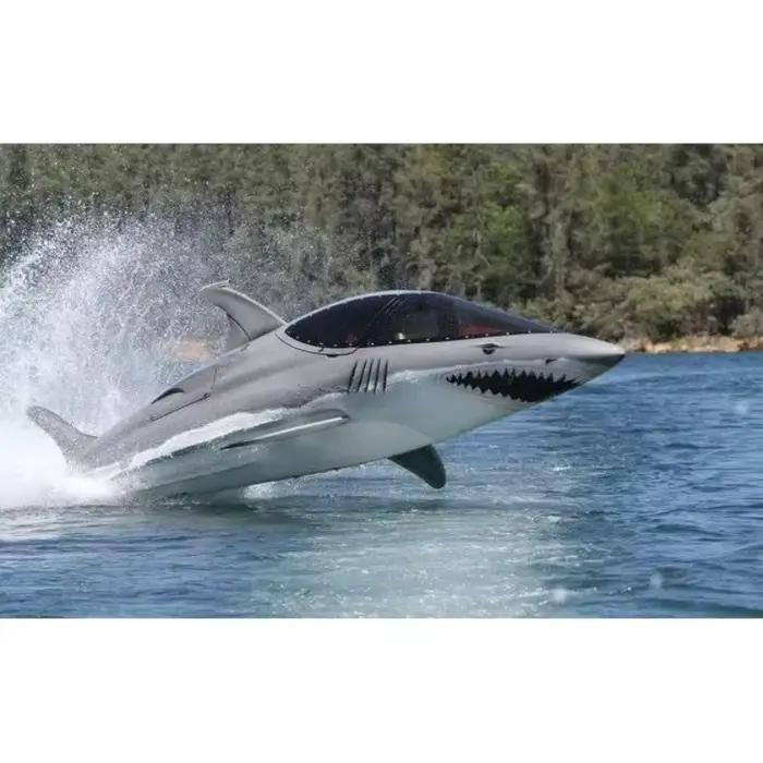 Bateau à moteur sur mesure au design requin