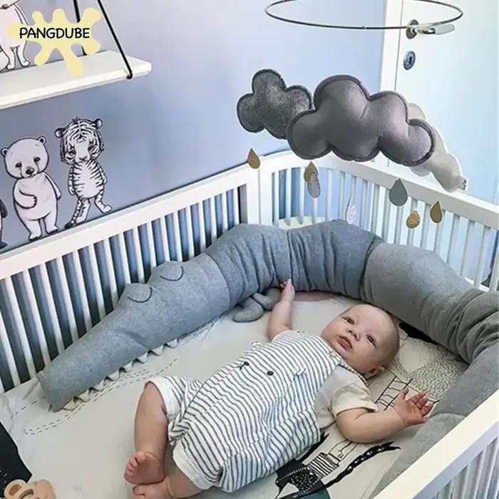 Pare-chocs en crocodile gris pour lit d'enfant