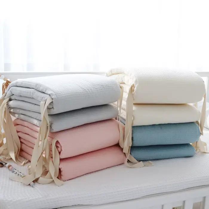 Coussin pare-chocs en coton gaufré pour lit de bébé