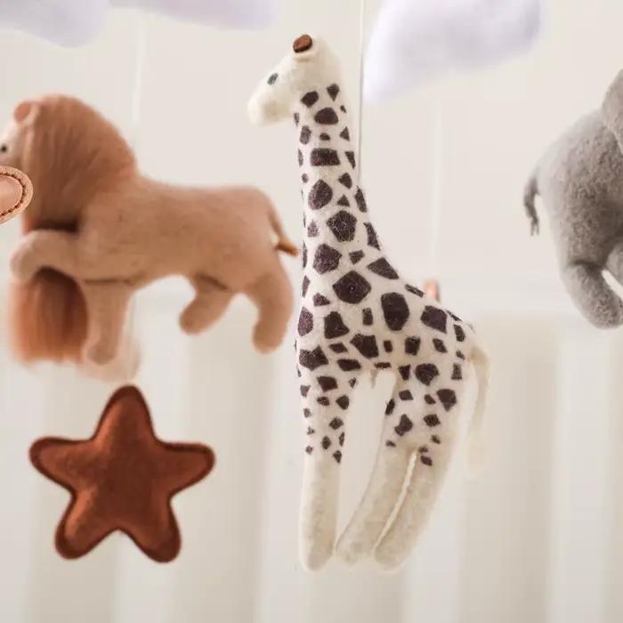 Mobile de lit bébé en bois avec hochets doux en feutre et animaux de dessin animé