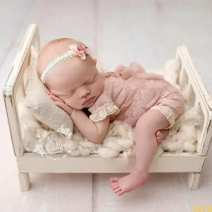 Lit en bois pour photos de nouveau-né, pose confortable et élégante pour bébé, cadeau idéal pour la naissance ou l'anniversaire, utilisation comme support de décoration ou jouet d'imitation