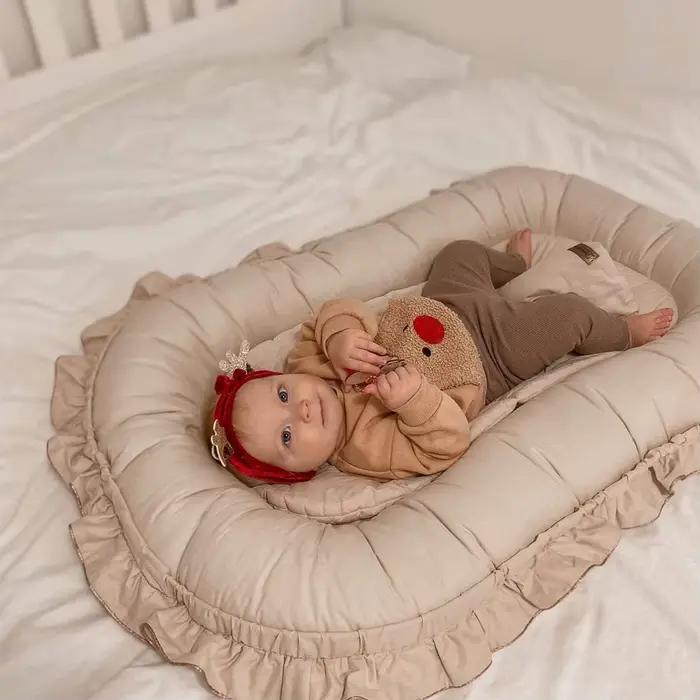 Berceau de bébé en coton et dentelle