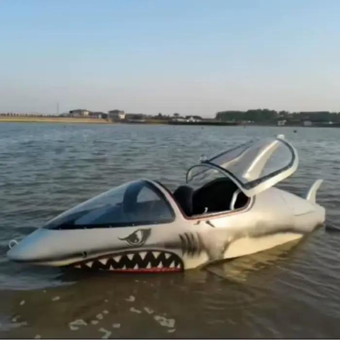 Bateau à moteur sur mesure au design requin