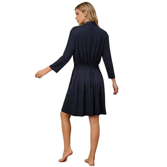 Robe de maternité assortie à une couverture pour bébé