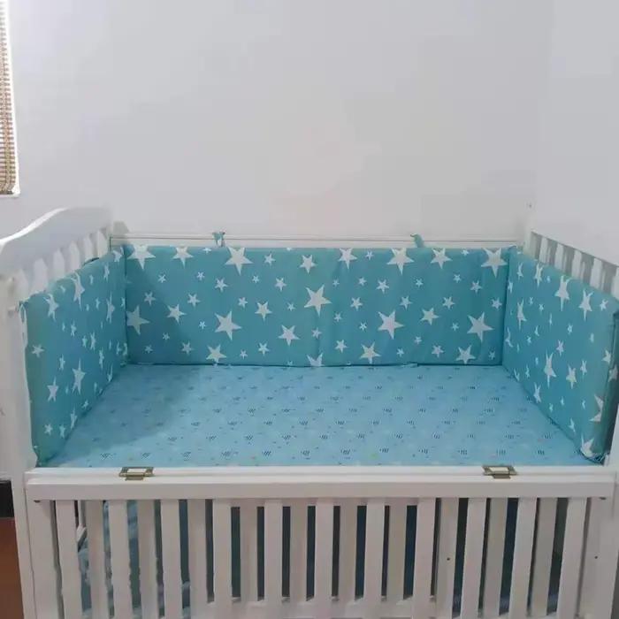Pare-chocs de lit de bébé dans le berceau