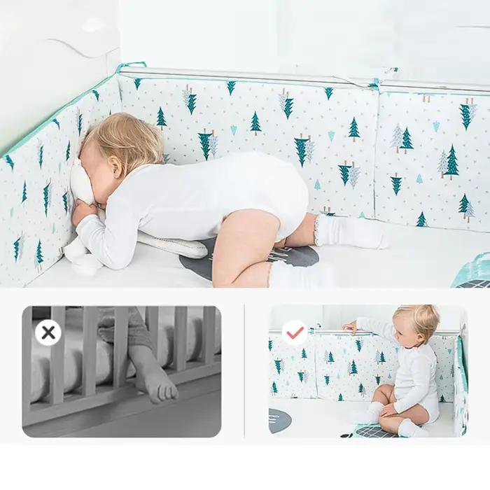 Pare-chocs de lit de bébé dans le berceau
