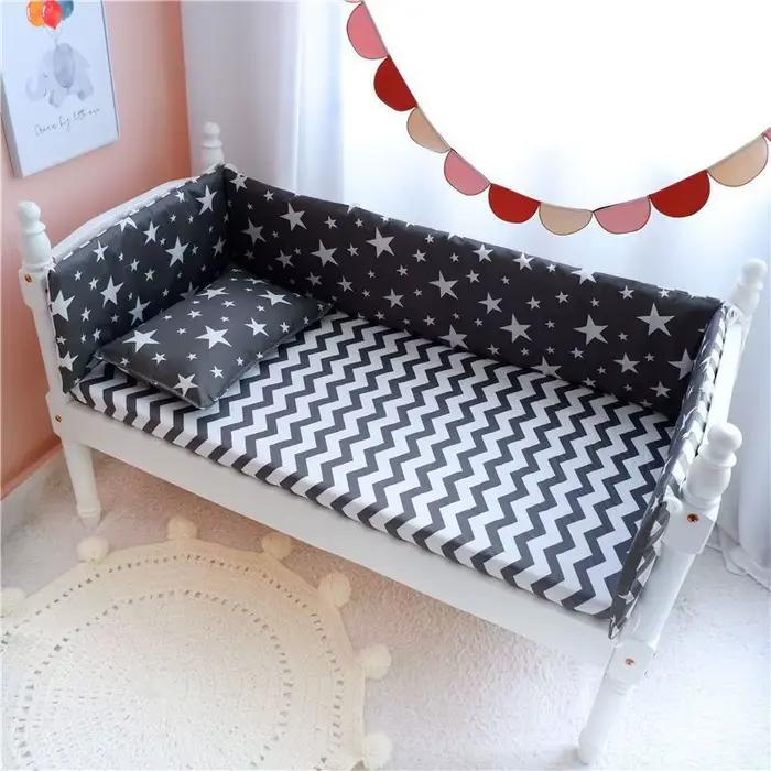 Pare-chocs de lit de bébé dans le berceau